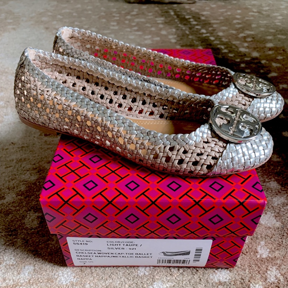 Tory Burch Chelsea woven cap toe metallic silver logo ballet flats size 7